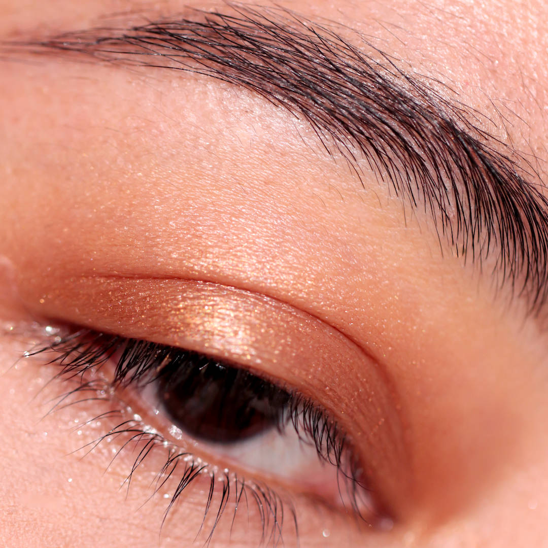 CHESTNUT - Radiant bronze with a glowing copper sheen